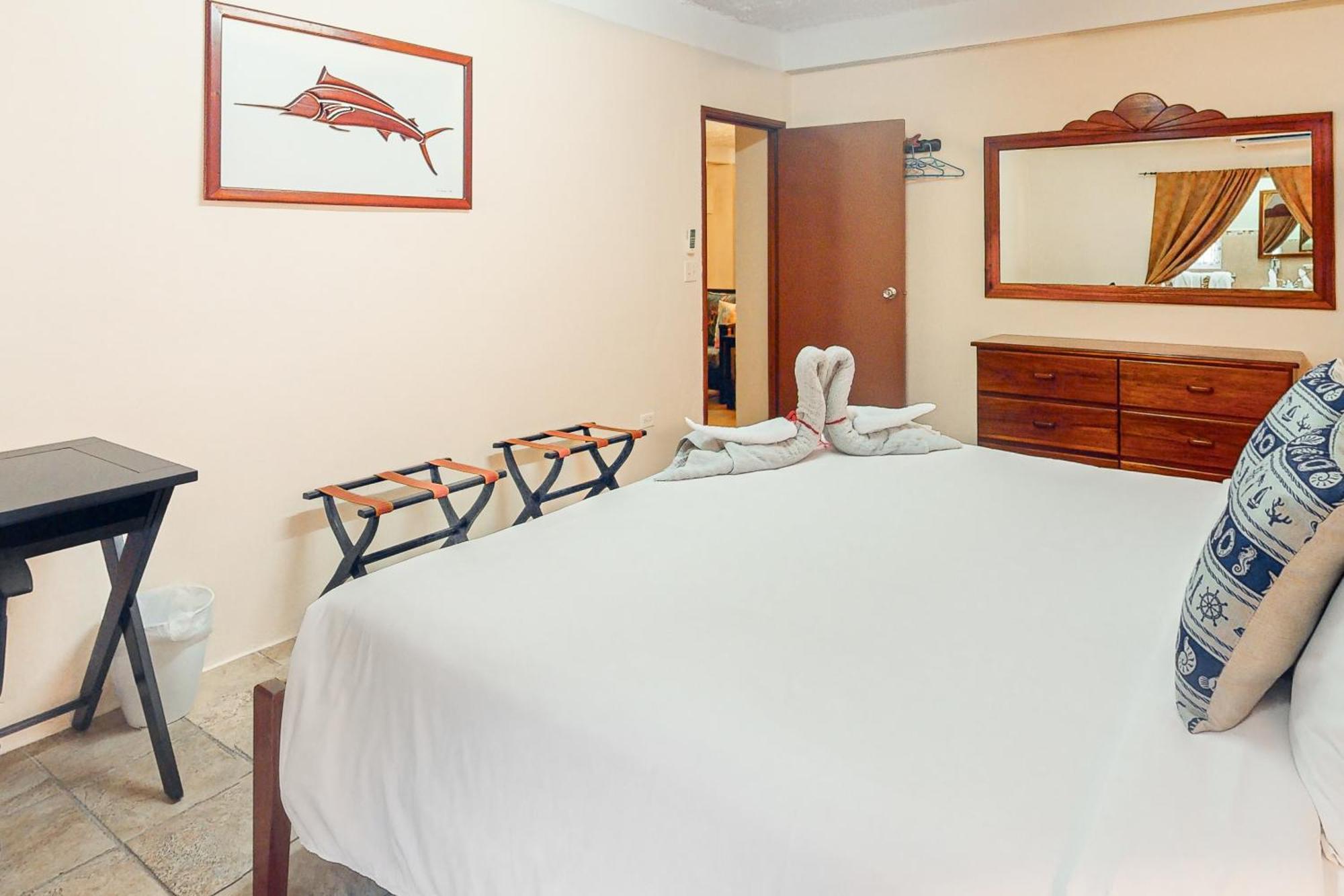 Hummingbird Home Suites San Pedro  Room photo